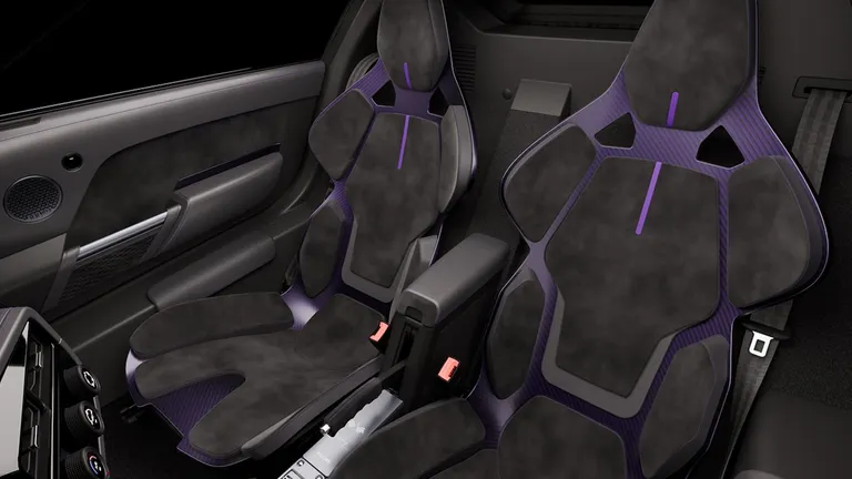 Asientos deportivos en Alcantara con costuras de color
